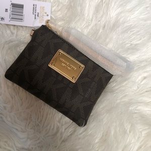 Small wristlet wallet